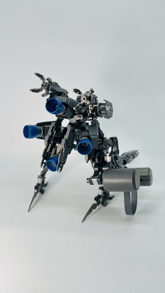 df5q2_r's tweet photo. ハンチバック スキュア
【2/2】
そのため、推進剤に点火した瞬間の急加速・急減速は凄まじく、機体のアンバランスさも相まって乗り手を潰しかねないほどの極めてピーキ���な操縦難易度を誇る。
武装
・高出力ロングレンジ・ライフル
・姿勢制御用マルチブースター https://t.co/vJmVccQaZu