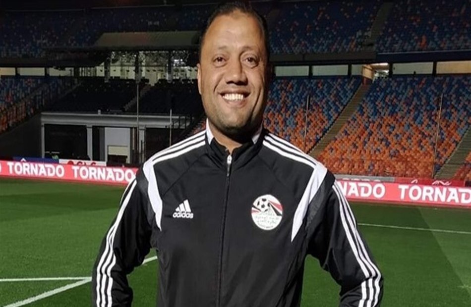 AmrFahmy2007's tweet photo. 🔹 أحمد العدوي، الحكم الدولي السابق، أكد أنه قدّم لرئيس اتحاد الكرة هاني أبو ريدة أدلة تثبت تورط أوسكار رويز، رئيس لجنة الحكام السابق، في أفعال وصفها بـ"غير الأخلاقية"، مشيرًا إلى أنها كانت السبب الرئيسي في إنهاء مهمته.

🔹 العدوي قالي تصريحات لبرنامج الكلام المظبوط على إذاعة أون سبورت اف ام : "كان يجب أن يغادر رويز لجنة الحكام.. مصر بلد كبيرة، واللي ينفع عندهم ما ينفعش عندنا".

🔹 وأضاف أنه أبلغ هاني أبو ريدة خلال اجتماع رسمي بكل التفاصيل، مؤكدًا أنه قدّم محادثات وشواهد، ليرد رئيس اتحاد الكرة بقوله: "كارثة اللي إنت بتقوله ده.. كارثة".

🔹 العدوي أوضح أنه رفض ما تردد إعلاميًا بشأن وجود صور أو فيديوهات، مؤكدًا: "اللي قال عنده فيديوهات وصور كذاب.. مفيش فيديوهات".

🔹 وأشار إلى أن الحكم صاحب الواقعة لا يزال موجودًا، لكنه رفض الكشف عن هويته حفاظًا عليه، قائلًا: "عيل صغير في منتهى الرجولة.. ووقف الراجل ده عند حده".

🔹 واختتم تصريحاته بالتأكيد على أن استمرار أوسكار رويز في منصبه لم يكن مطروحًا، وأن ما تردد عن بقائه كان مجرد شائعات، مضيفًا: "كنت أعلم جيدًا أن هذا الرجل لن يستمر".

#اتحاد_الكرة #أوسكار_رويز #أحمد_العدوي #هاني_أبو_ريدة #لجنة_الحكام #التحكيم_المصري #كرة_القدم #مصر