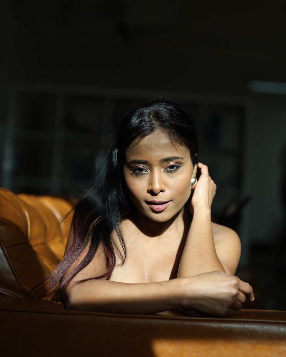 NikitaGordijn90's tweet photo. Warm light, quiet evening.
📸 photodama 🔗 https://t.co/a35GrGwjZf

#artmodel #fineartphotography #portraitphotography #boudoirart #modelphotography #editorialportrait #sensualelegance #warmlight #feminineenergy #beautyandart #internationalmodel #nikitagordijn https://t.co/AkvKO5eNbY