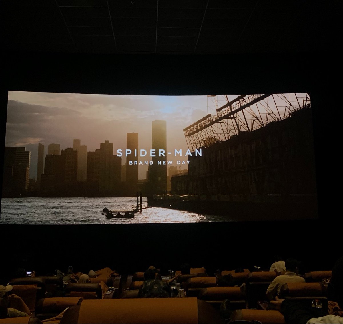 seinvoleur's tweet photo. pengenn nontonn 100 kalii!!!! kok bisa orang orang bilang film nya nanggung padahal dari judulnya brand new day aja uda jelass fokusnya ke new life dan jati dirinya peter🧎‍♀️🧎‍♀️ https://t.co/iNAmLlSiGM