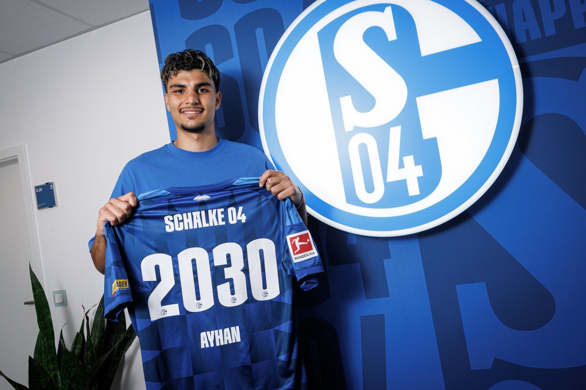 s04's tweet photo. Aus der @knappenschmiede in die Bundesliga: Der #S04 hat den Vertrag mit dem gebürtigen Gelsenkirchener Mertcan Ayhan langfristig bis zum 30. Juni 2030 verlängert. Das neue Arbeitspapier des 19-jährigen Innenverteidigers enthält keine Ausstiegsklausel. 🤝 https://t.co/yamno7GOhW