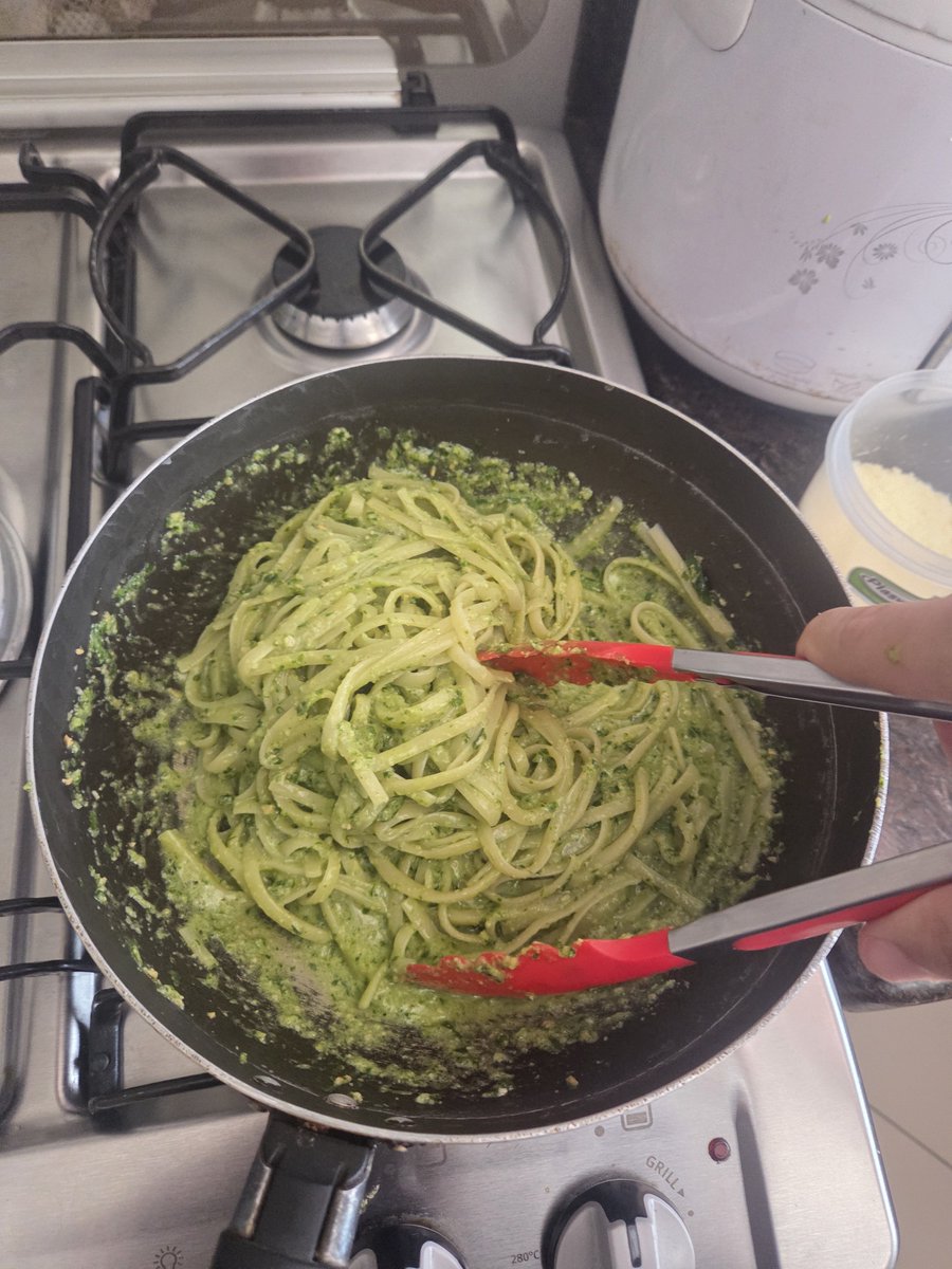luizflp777's tweet photo. Menções honrosas pra esse pesto e esses biscoitinhos de limão https://t.co/lBIW8wtUIE