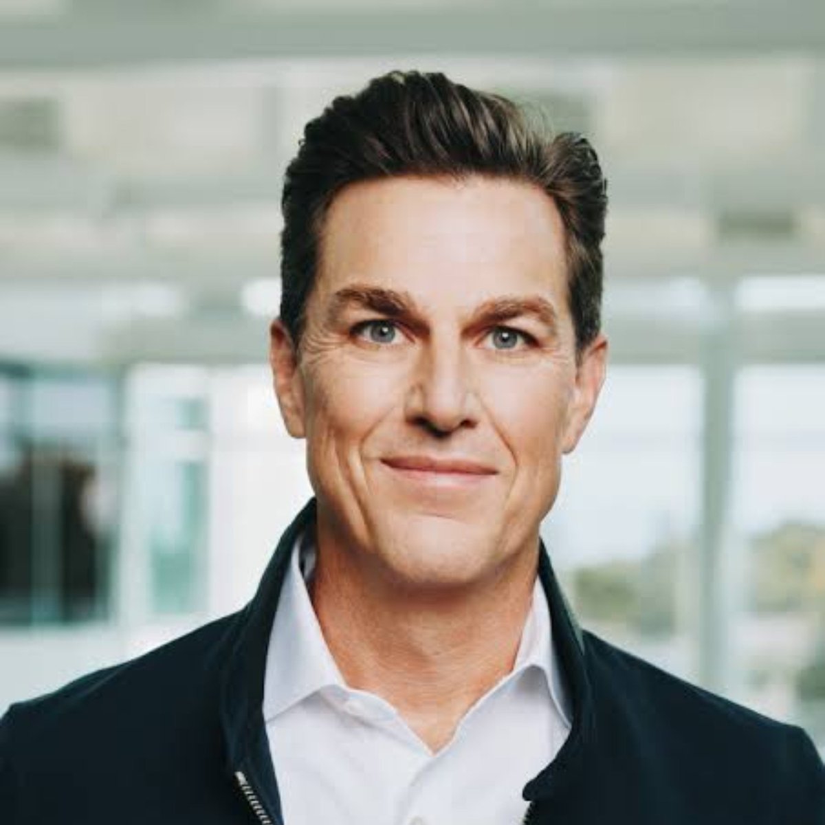 NotiPlay_'s tweet photo. El CEO de EA, Andrew Wilson, aumentó su bono de 8 a 38 millones de dólares tras el éxito de Battlefield 6.

Al mismo tiempo, cientos de empleados de Battlefield Studios, quienes hicieron posible ese éxito, eran despedidos al mismo tiempo que el CEO aumentaba su bono. https://t.co/2ucZAxj3DH
