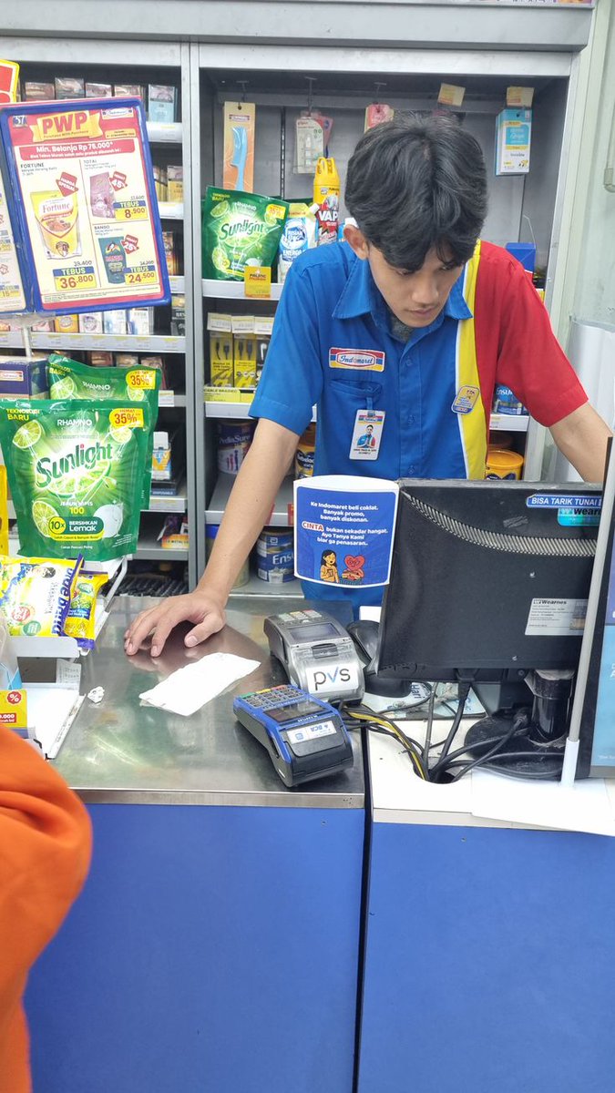 Suratuntukdiris's tweet photo. Sepupuku kerja jadi kasir minimarket, baru tiga bulan. Malam itu ada pelanggan bapak-bapak marah-marah gara-gara promo yang udah abis, ngomong kasar sampe sepupuku nangis di kasir.

Manajernya kebetulan lagi cek stok di belakang, denger semuanya.

Manajer itu keluar, langsung berdiri di depan kasir. "Pak, kalo mau komplain soal sistem promo, komplain ke saya. Bukan ke karyawan saya."
Bapak itu makin ngotot, minta didiskon paksa. Manajer nolak, siap kehilangan satu pelanggan malam itu daripada nyuruh karyawannya nunduk sama kemarahan yang salah alamat.

Setelah bapak itu pergi tanpa belanja, manajer nyuruh sepupuku istirahat sepuluh menit di belakang, bikinin teh anget sendiri buat dia.

"Kamu nggak salah apa-apa. Besok kalo ada yang kayak gitu lagi, langsung panggil saya."

Sepupuku cerita, malam itu dia hampir resign. Tapi gara-gara manajer itu bela dia di depan pelanggan, dia jadi ngerasa kerjanya dihargai.

Setahun lebih udah lewat, sepupuku masih di minimarket yang sama. Manajer itu masih suka nanyain kabar karyawannya satu-satu sebelum shift mulai.
Anita, Yogyakarta

cc : wnmei_at