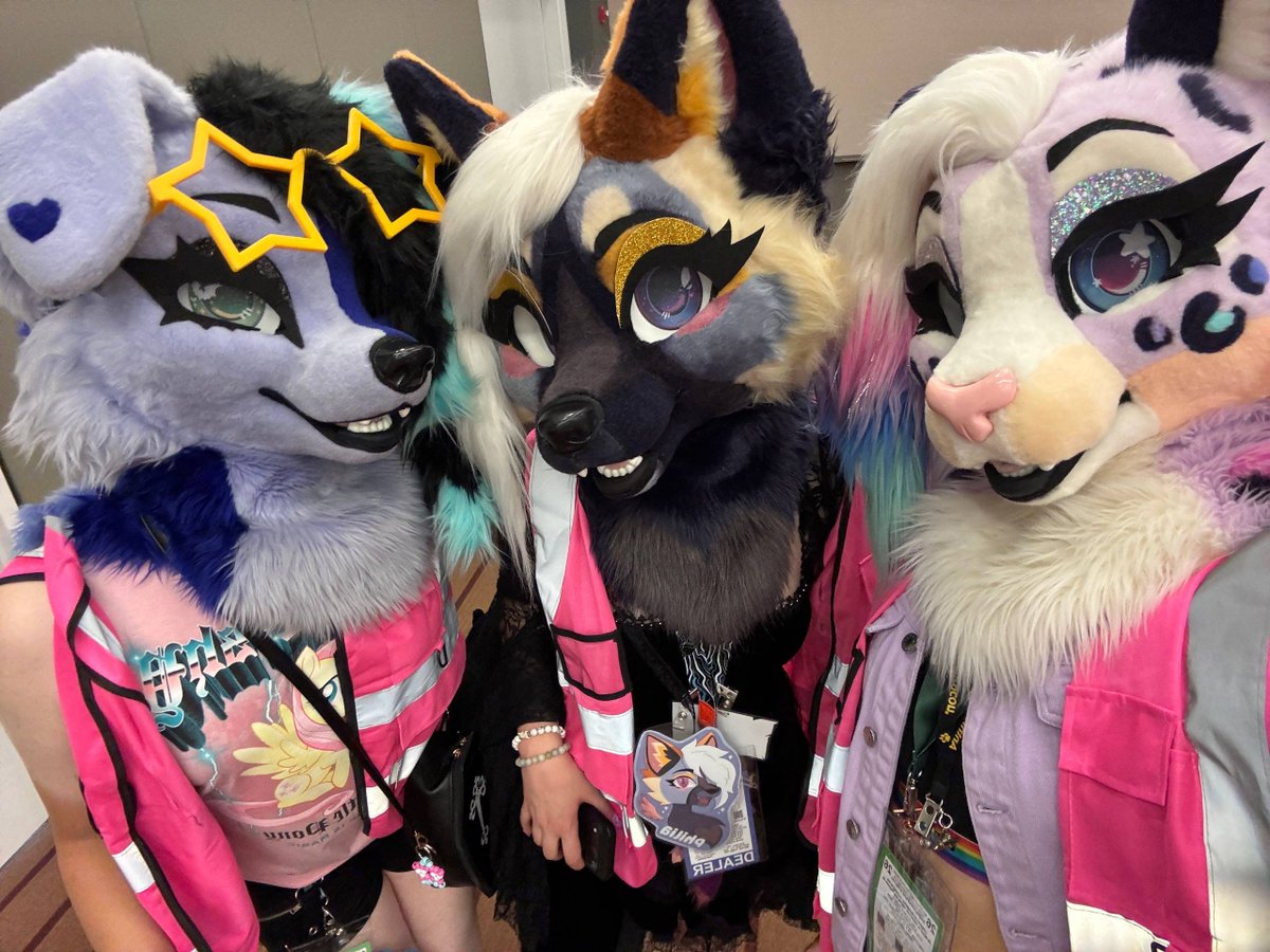 QuaiIip's tweet photo. Public service announcement the girls are back in town :3 💜 https://t.co/p6yQaxsa9a