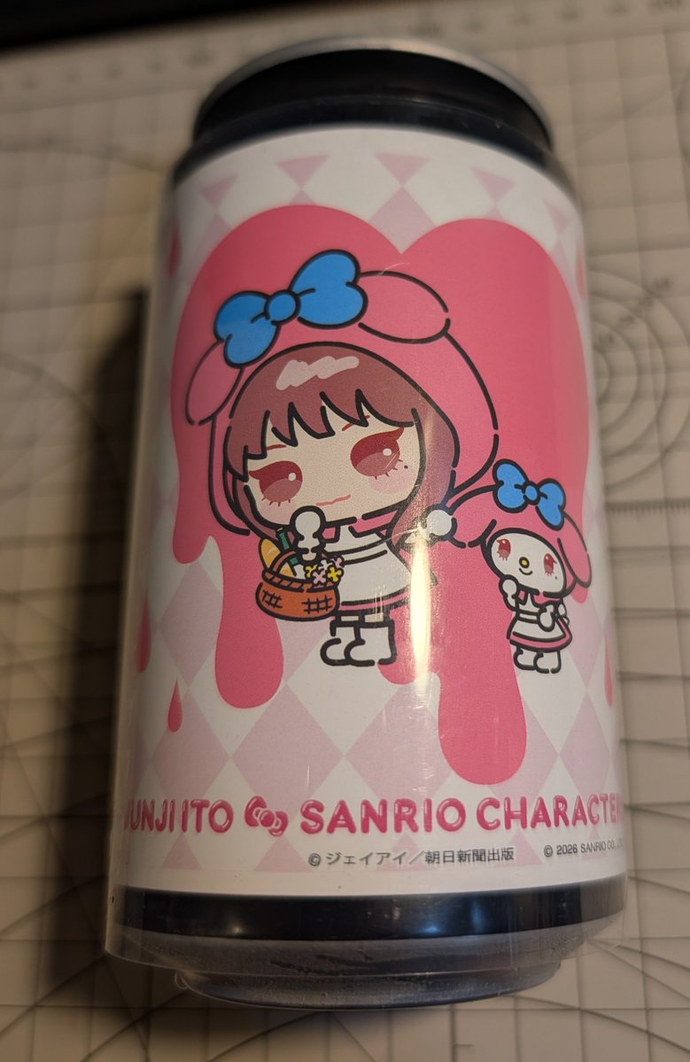 sasorivader's tweet photo. 最寄り駅に伊藤潤二×サンリオキャラクターズオリジナルラベル缶があった！
サンリオ寄りのデザインのマイメロが出たけど潤二先生寄りの方も欲しいね https://t.co/98hnW1RT0A