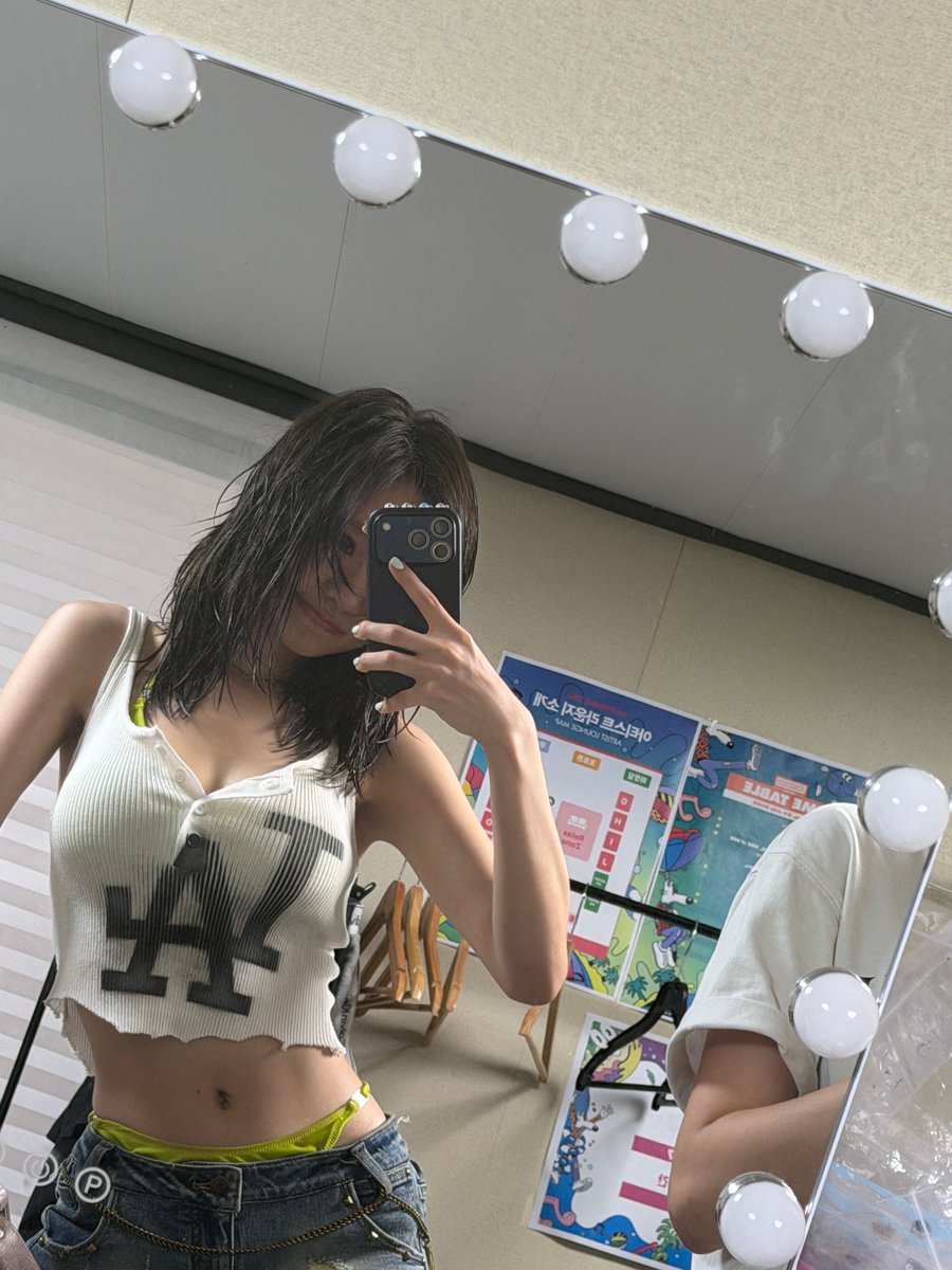 yourmegitsune's tweet photo. SHE WON'T STOP SPOILING US 🫠

#kpop #waterbomb #kiof #kissoflife #julie https://t.co/xXxXXKMVEj