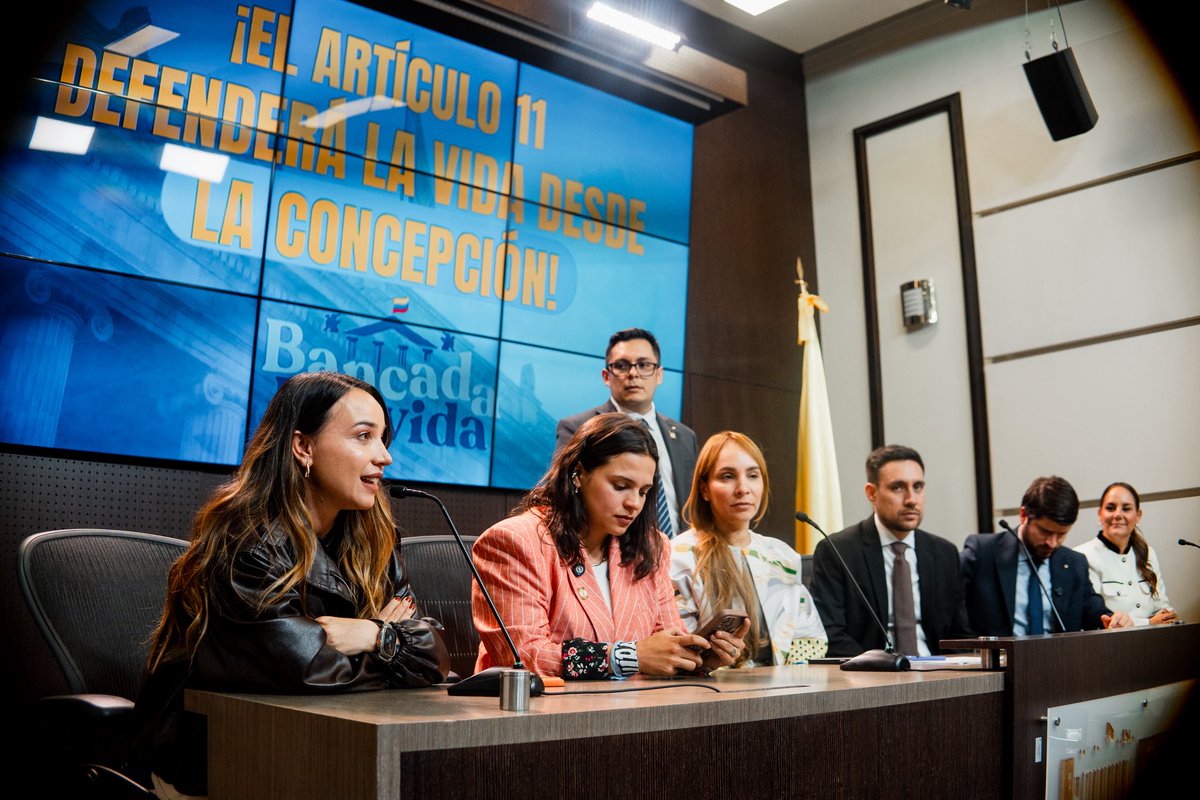 CarolBordaA's tweet photo. Me preguntan que si hicimos parte de la Bancada Provida y la radicación del Proyecto que busca proteger la vida desde la concepción.
¡Claro que sí! Aquí no se rinde nadie, no nos cansamos y seguimos poniendo sobre la mesa el debate. Llevaremos la representación de 1’600.000 personas que firmaron el Referendo por la Vida liderado por @sarag12 ✊🏼🩵