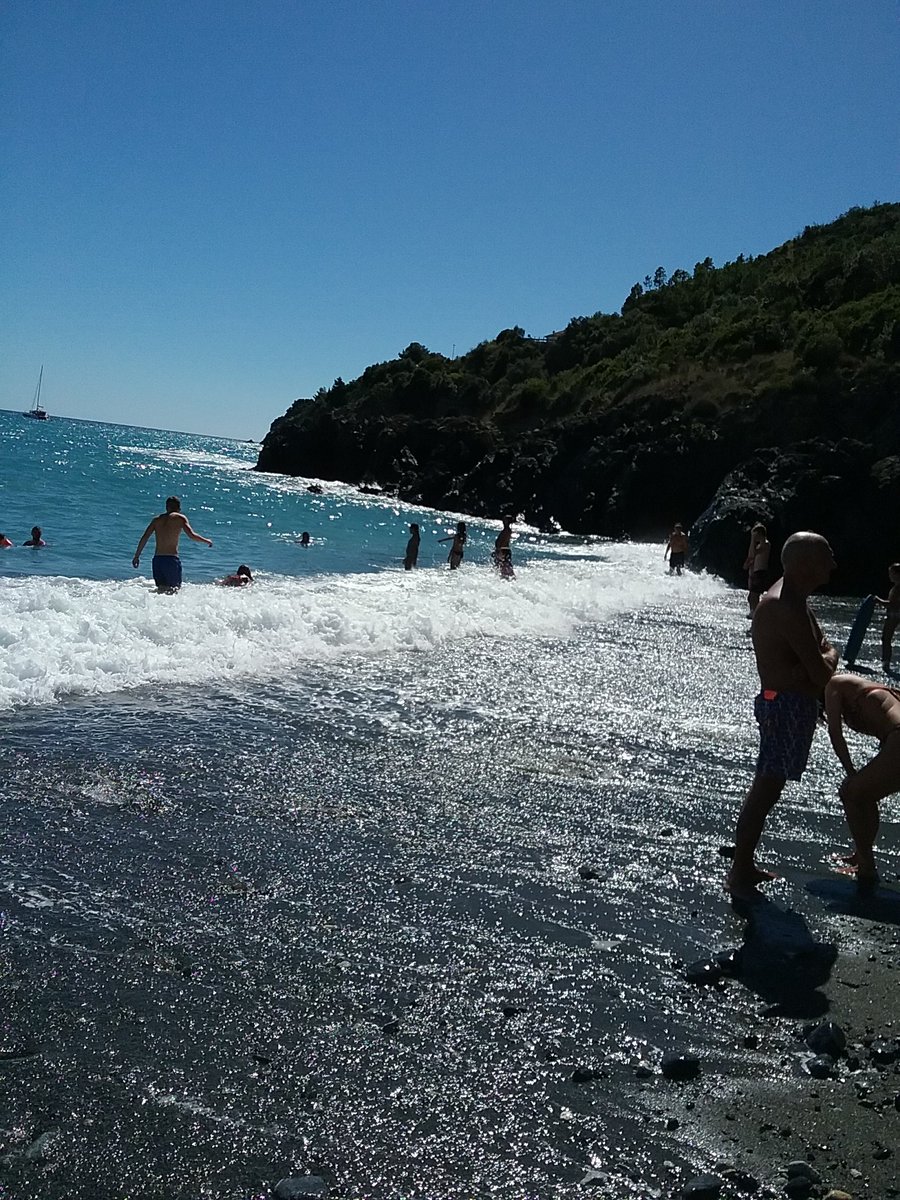l_estemporaneo's tweet photo. Guarda che bella fotografia che ho scattato il 30 agosto 2025 in una #spiaggialibera a #Varazze (SV).
#Mare #Paesaggio https://t.co/xBuN4tmw2C