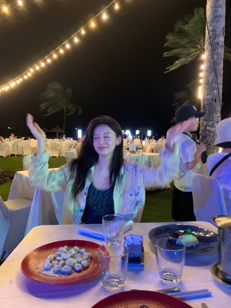 younjungieee_'s tweet photo. Fireworks teach me on how fast sparks can go, and how the remains feel cold. Yet the moment lingers, probably that’s the most important thing. 

Good night 🌙✨ https://t.co/vK5Y51Gb7l