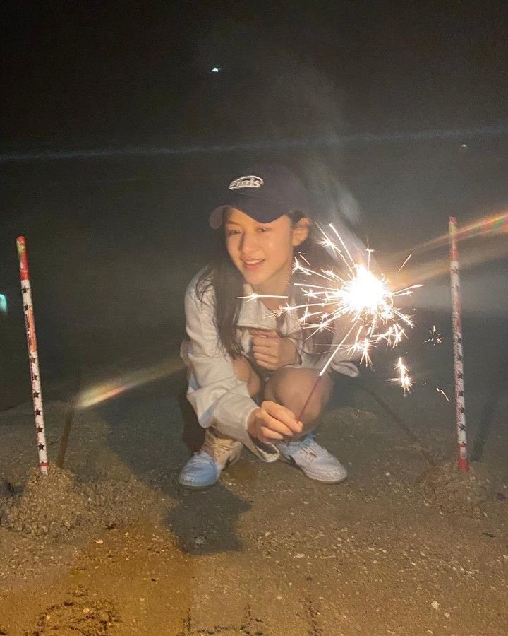 younjungieee_'s tweet photo. Fireworks teach me on how fast sparks can go, and how the remains feel cold. Yet the moment lingers, probably that’s the most important thing. 

Good night 🌙✨ https://t.co/vK5Y51Gb7l