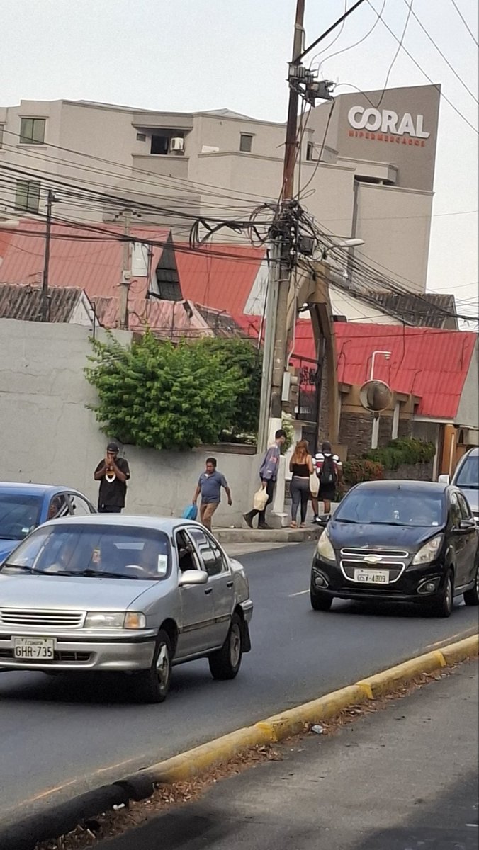 ayayketi's tweet photo. Muro construido en plena acera en la Av. Carlos Julio Arosemena frente a la Parada Bellavista de @metroviagye, obligando a las personas a caminar por la calle! @alcaldiagye @181Responde @taticoronelf https://t.co/1xQX6AdZST