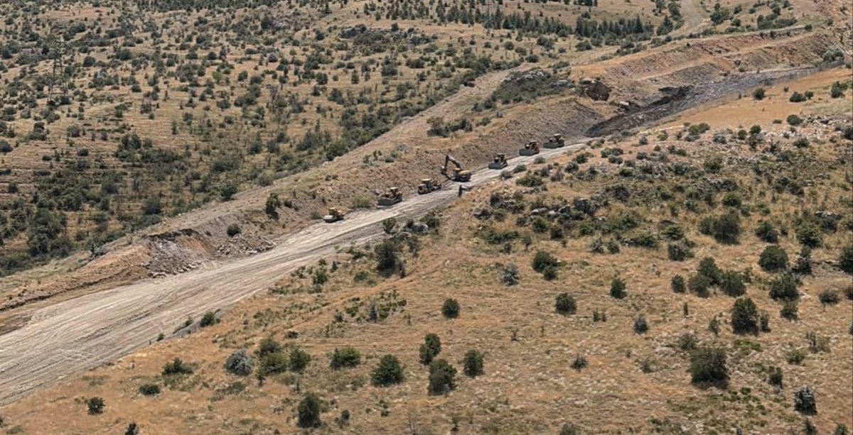 OnderAlgedik's tweet photo. Gökçek'in ODTÜ ormanını parçalama için başlattığı #RantYolu projesini daha sonra Mansur Yavaş da devam ettirmek  istemiş, gizlice soktuğu iş makinelerini ortaya çıkmıştı.

📢  Şimdi iş makineleri yine ormana girmiş!

#DirenODTÜ #DirenAnkara