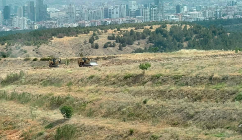OnderAlgedik's tweet photo. Gökçek'in ODTÜ ormanını parçalama için başlattığı #RantYolu projesini daha sonra Mansur Yavaş da devam ettirmek  istemiş, gizlice soktuğu iş makinelerini ortaya çıkmıştı.

📢  Şimdi iş makineleri yine ormana girmiş!

#DirenODTÜ #DirenAnkara