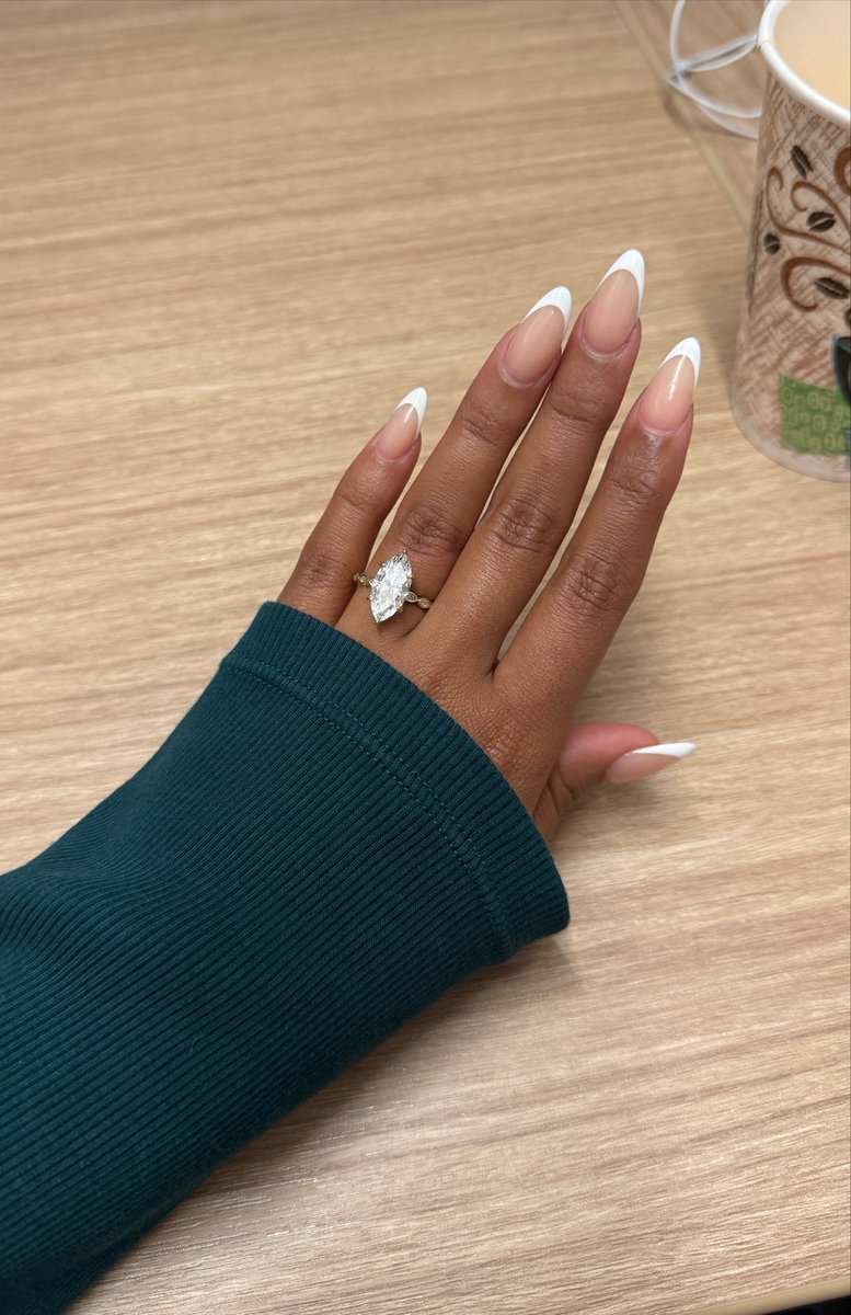 weenayoh's tweet photo. #engaged now 😘 https://t.co/otQdF5CGn8