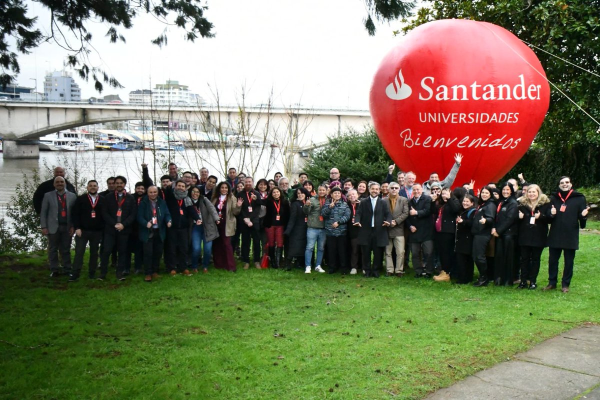 UAustraldeChile's tweet photo. La Universidad Austral de Chile en Valdivia es la institución anfitriona de la cuarta edición del foro de innovación APP CAMPUS: Growing in Community, organizado por el Banco Santander y el Centro de Innovación Digital de la Universidad de Valparaíso.

El encuentro se está realizando durante los días martes 28, miércoles 29 y jueves 30 de julio con el propósito de potenciar la transformación digital y estrechar con fuerza los lazos de la comunidad universitaria a través del poder de la tecnología.

En la inauguración se llevó a cabo en la Sala Parque Nacional Alerce Costero de FACEA UACh participaron el Rector (S) de la Universidad Austral de Chile, Dr. Gustavo Blanco; el Director de Tecnologías de Información UACh, Dr. Fernando de la Costa; el Vicerrector de Gestión Institucional y director general del Centro de Innovación de la Universidad de Valparaíso, Christian Corvalán; y el Gerente de Santander Universidades e Instituciones de Banco Santander, Rodrigo Machuca.

Se encuentran participando autoridades y representantes de 19 casas de estudios del  país.

@santanderchile