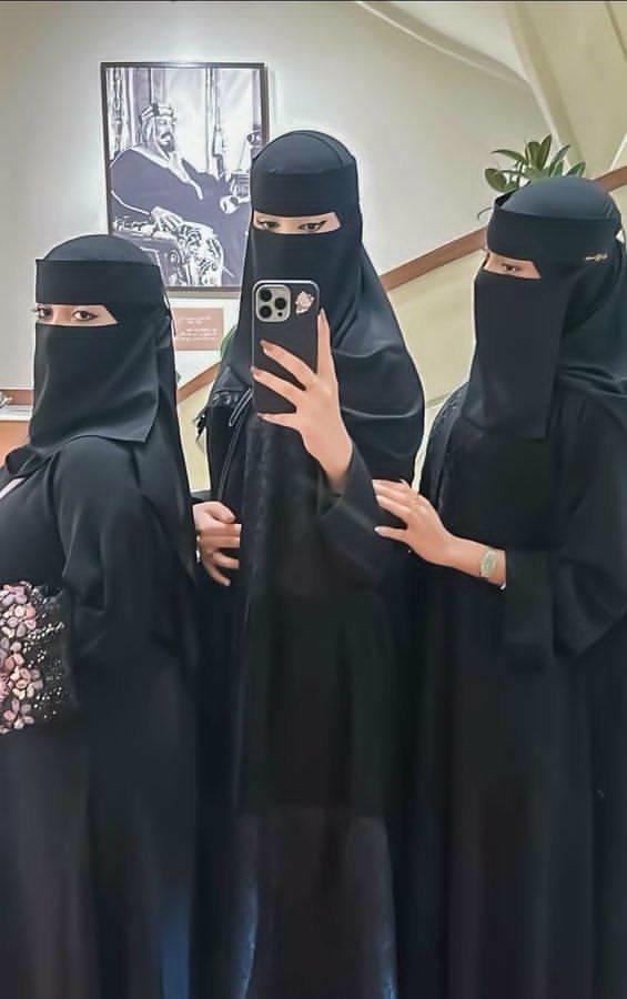 ssssn67's tweet photo. #السعوديه_خط_احمر 
لو خيروك تتزوج واحده من تختار انت https://t.co/4I0hPPkUwW