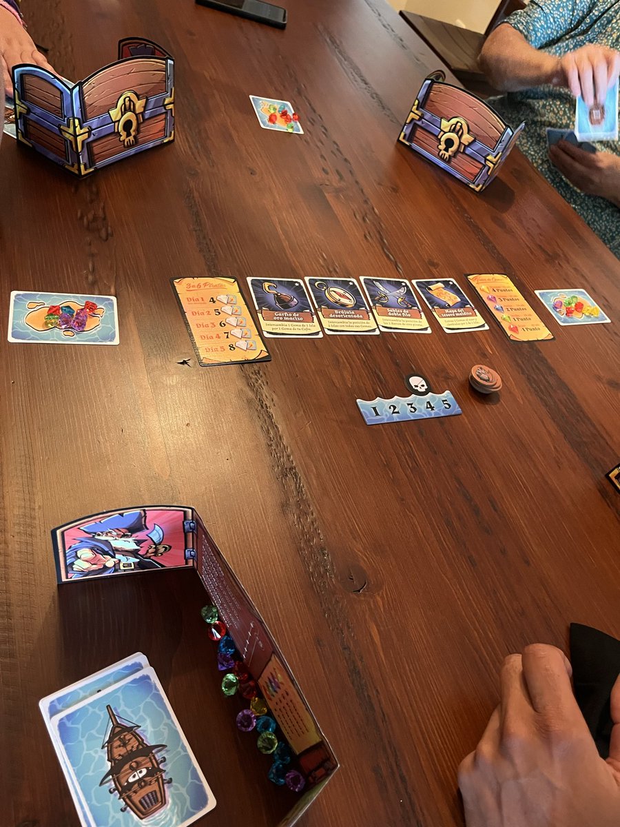 EloyVelasco98's tweet photo. Y acabaron nuestras vacaciones, con un buen Palabra de Pirata de @EdPrimigenio , desde que lo probé, supe que este juego entraba de lujo en mi familia, ahora no se cuando volveré a hablarme con ellos😜
Cuanta maldad en una cajita pequeña!! https://t.co/o2ZUP1devd