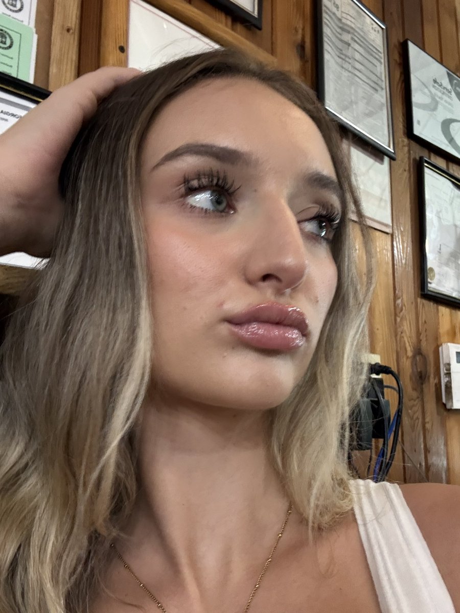 spendonbarbie's tweet photo. Work selfiessssss ur welcome🕹️💕🍓🏓🎀🛍️ https://t.co/0PEvOIuIQP