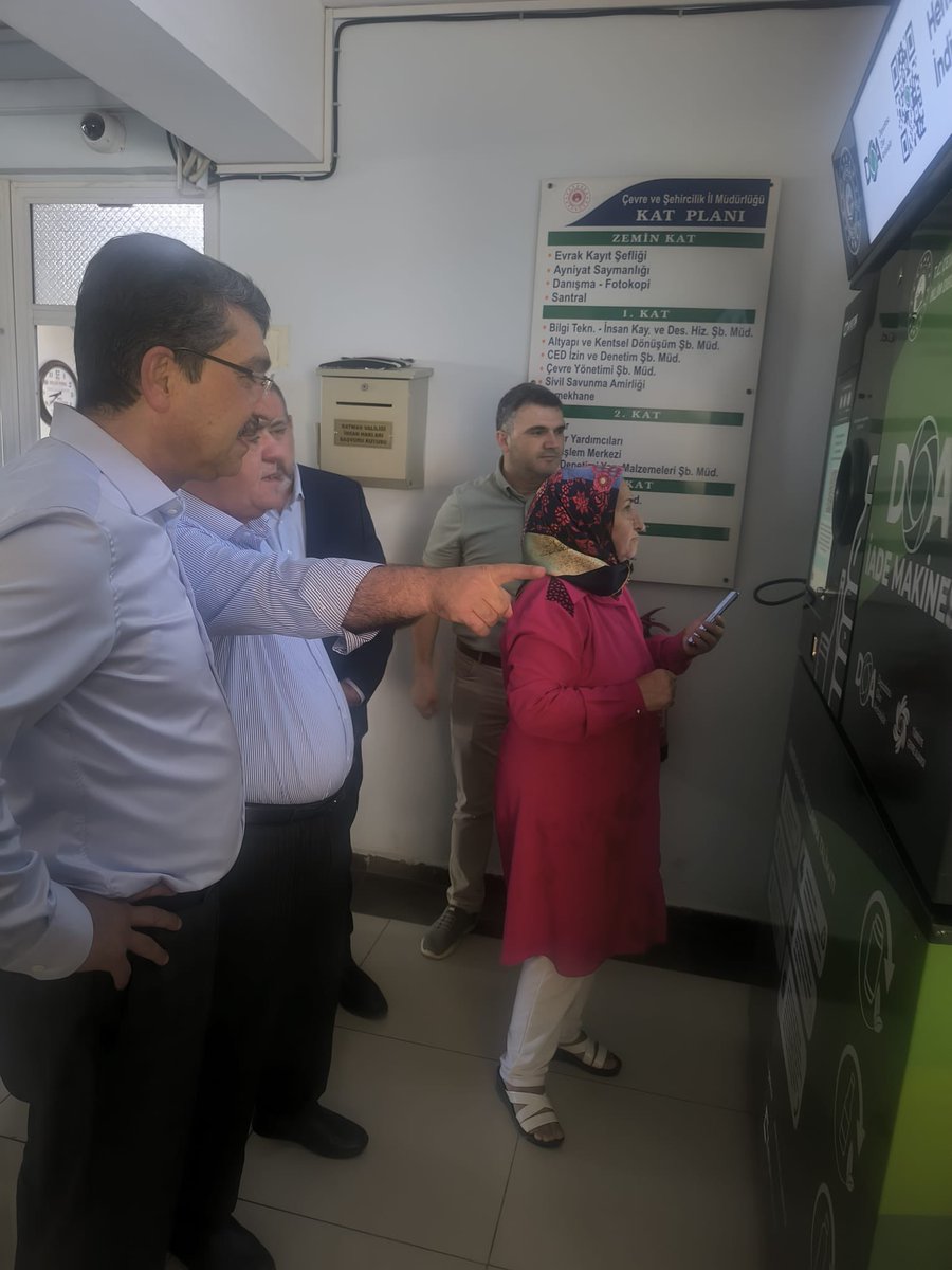 BatmanCSB's tweet photo. AK Parti Batman Milletvekili Sayın Ferhat Nasıroğlu ile AK Parti Batman İl Başkanı Sayın Hüseyin Şansi'nin katılımıyla, Batman Çevre, Şehircilik ve İklim Değişikliği İl Müdürlüğü hizmet binasında kurum müdürleriyle istişare toplantısı gerçekleştirildi.
Toplantıda, kamu hizmetlerinin daha etkin, verimli ve koordineli bir şekilde yürütülmesine yönelik çalışmalar ele alınırken, kurumlar arası iş birliğinin güçlendirilmesi, devam eden yatırımlar ile planlanan projeler kapsamlı şekilde değerlendirildi. Katılımcılar, hizmetlerin daha etkin sunulmasına yönelik görüş ve önerilerini paylaşarak yürütülen çalışmalar hakkında fikir alışverişinde bulundu.