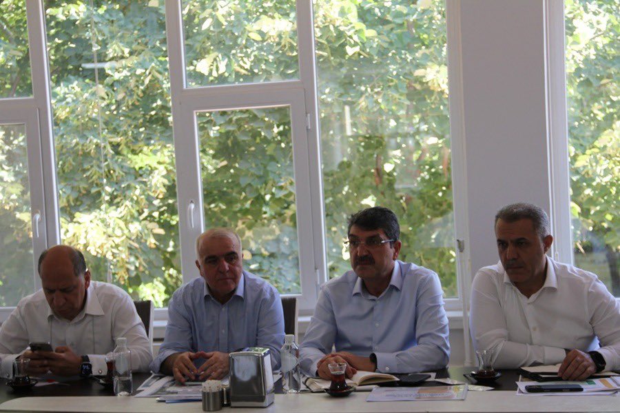 BatmanCSB's tweet photo. AK Parti Batman Milletvekili Sayın Ferhat Nasıroğlu ile AK Parti Batman İl Başkanı Sayın Hüseyin Şansi'nin katılımıyla, Batman Çevre, Şehircilik ve İklim Değişikliği İl Müdürlüğü hizmet binasında kurum müdürleriyle istişare toplantısı gerçekleştirildi.
Toplantıda, kamu hizmetlerinin daha etkin, verimli ve koordineli bir şekilde yürütülmesine yönelik çalışmalar ele alınırken, kurumlar arası iş birliğinin güçlendirilmesi, devam eden yatırımlar ile planlanan projeler kapsamlı şekilde değerlendirildi. Katılımcılar, hizmetlerin daha etkin sunulmasına yönelik görüş ve önerilerini paylaşarak yürütülen çalışmalar hakkında fikir alışverişinde bulundu.