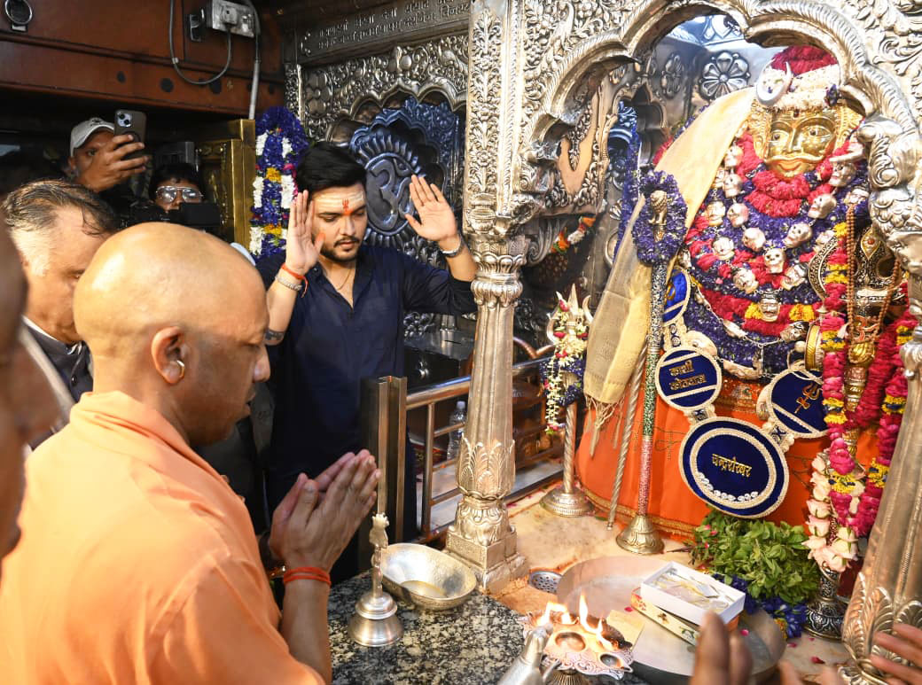 GorakhnathMndr's tweet photo. गोरक्षपीठाधीश्वर, महंत श्री @myogiadityanath जी महाराज ने आज वाराणसी में 'काशी के कोतवाल' श्री काल भैरव जी के दर्शन-पूजन कर प्रदेश वासियों के लिए सुख, समृद्धि एवं कल्याण की प्रार्थना की। https://t.co/kLhV7dBQ0T