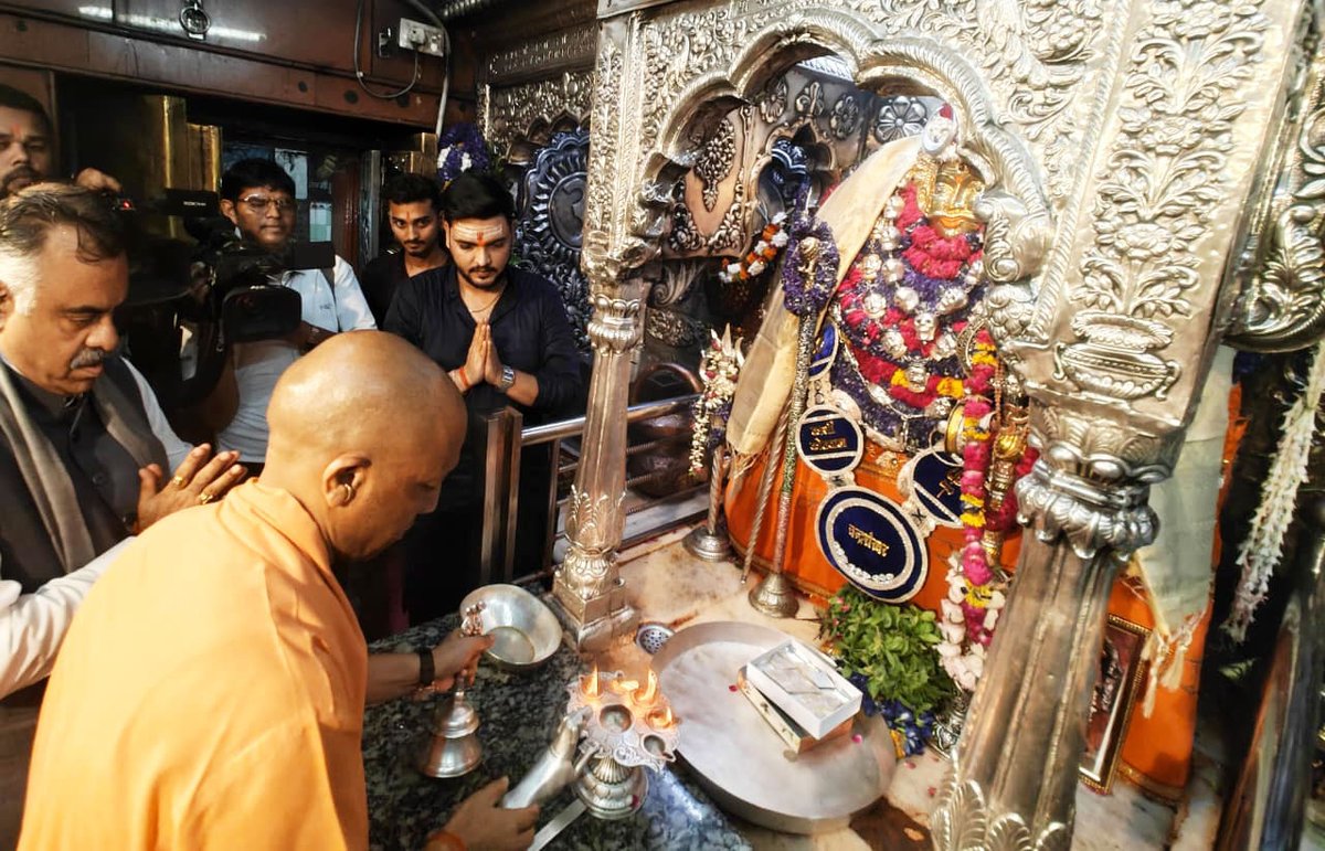 GorakhnathMndr's tweet photo. गोरक्षपीठाधीश्वर, महंत श्री @myogiadityanath जी महाराज ने आज वाराणसी में 'काशी के कोतवाल' श्री काल भैरव जी के दर्शन-पूजन कर प्रदेश वासियों के लिए सुख, समृद्धि एवं कल्याण की प्रार्थना की। https://t.co/kLhV7dBQ0T
