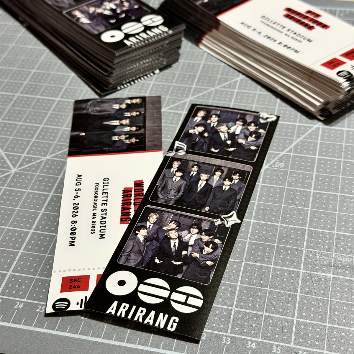 honestlywhy_'s tweet photo. My freebies for the Foxborough show is all ready!! If you happen to see me, come take one!! 

#BTS_WORLDTOUR_ARIRANG
#BTS_WORLDTOUR_FOXBOROUGH https://t.co/tpt653Q4Ca