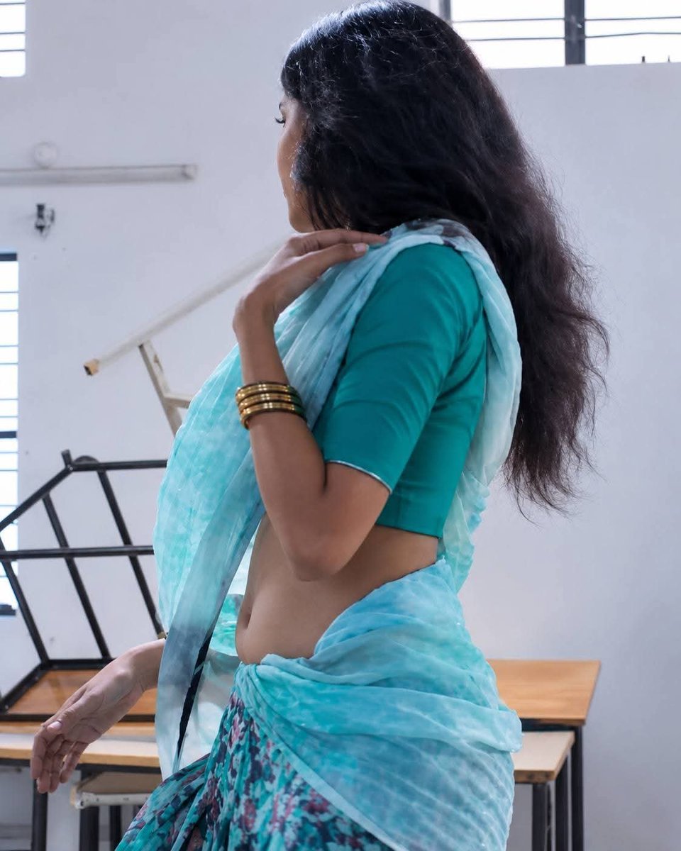 Rom_JD27's tweet photo. Clg function la lover ah half saree kattitu vara solli avala yarum illatha classroom kuttitu poi anga kattiruka saree loose panni vittu ava azhagu thoppul &amp; udamba rasichu hug panni kiss panni nalla romance panni rusikanum
Yarukum theriyama panra thiruttu romance kick tha 🤩🔥😋 https://t.co/04tlu7zUHa