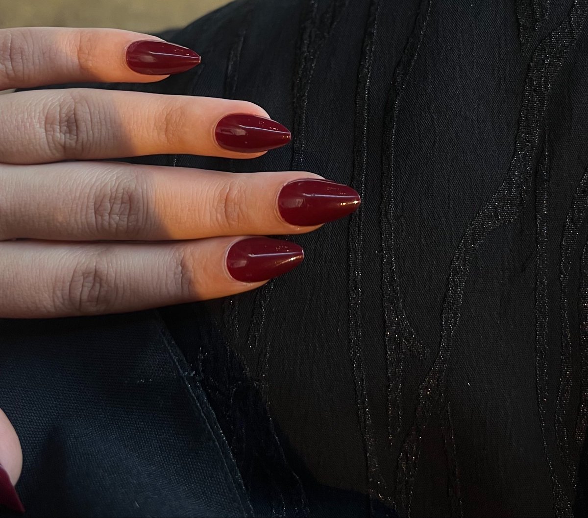 Nylvece's tweet photo. ليش رايقه؟ سويت اظافري💅🏻💅🏻 https://t.co/PAI6i8DjUZ