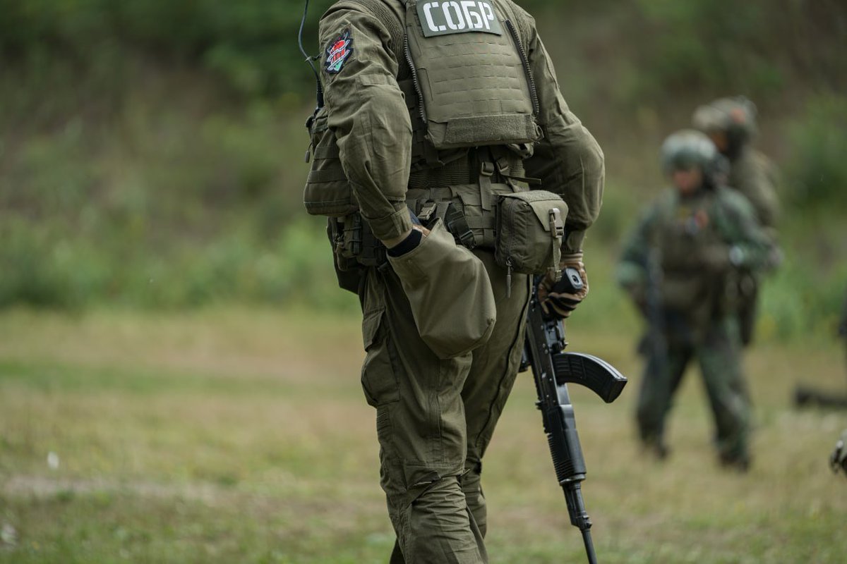 TheGreyPatriot_'s tweet photo. 🇧🇾🇷🇺 Today's training of Minsk SOBR unit.
#Russia #Belarus #Belarusian #Today #SOBR #Police #Security #MVD #Tactical #Training #AK74 #Shooting #InternalTroops #Spetsnaz https://t.co/xFANHkb1NO