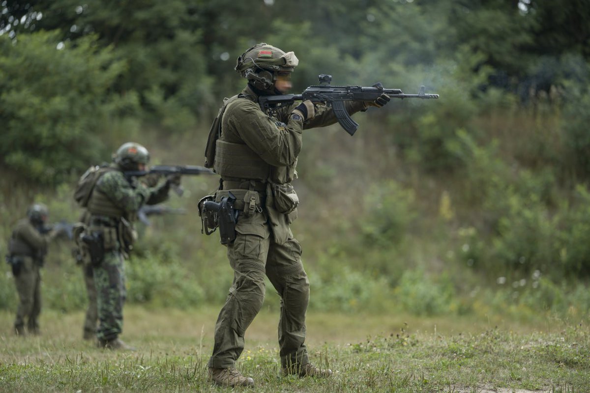 TheGreyPatriot_'s tweet photo. 🇧🇾🇷🇺 Today's training of Minsk SOBR unit.
#Russia #Belarus #Belarusian #Today #SOBR #Police #Security #MVD #Tactical #Training #AK74 #Shooting #InternalTroops #Spetsnaz https://t.co/xFANHkb1NO