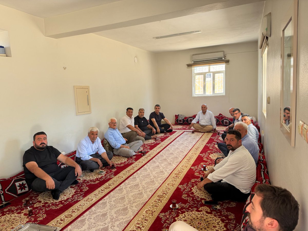 avmehmetakgun's tweet photo. 📍 Denizbacı Mahallesi

İlçe yönetim kurulu üyelerimizle birlikte, Mahalle Başkanımız Sayın Müslüm Çelik’in ev sahipliğinde; Mahalle Muhtarımız Sayın Müslüm Can ve kıymetli mahalle sakinlerimizle buluştuk.

Sayın Cumhurbaşkanımız Recep Tayyip Erdoğan’ın selamlarını ileterek hemşehrilerimizle kucaklaştık. 
Birliğimiz ve beraberliğimiz daim olsun. 🇹🇷

#MilletimizleNiyetimizBir
@RTErdogan @Akparti   @abuyukgumus  @hakanaksu058 @farukaytek @bybekirbozdag @milhamigunbegi 
@malicevheri @AEminOnenOfis @ibrahimeyyupogl  @CYAZMAC @ProfDrDusak @HikmetBasak_63    @AieNacar @Malikurt14 @SbrKnk  @ahmtsamdanci @av_ipkdrmzoglu7 @dartar_ibrahim