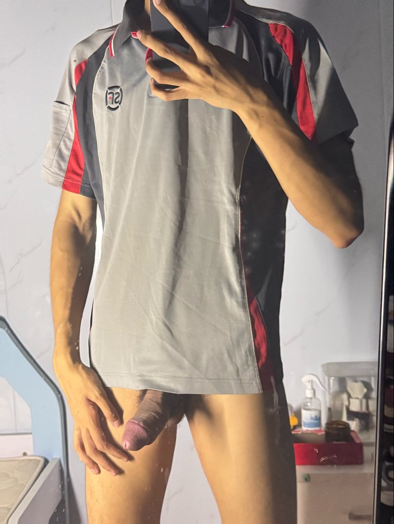 j46351_j's tweet photo. #快递员 #直男 #大屌 #���吧 体育生暑假工当快递员，遇到少妇买了假鸡吧，去她家借用厕所，结果被意外看见鸡吧，于是顺势玩弄了她 https://t.co/zo0bmYHb4d