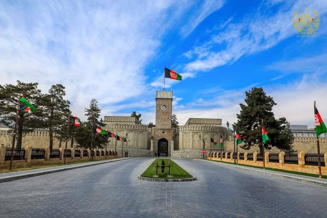 Helmand03's tweet photo. د افغانستان د ملي بیرغ ورځ دې ټولو افغانانو ته مبارکه وي 

نن د ۷ اسد ورځ، د افغانستان د ملي بیرغ ورځ ده. دا ورځ د ملي هویت، تاریخي ویاړ، خپلواکۍ او ملي یووالي د در��اوي ورځ ده. ملي بیرغ یوازې د رنګونو یوه ټوټه نه ده، بلکې د یوه ملت د تاریخ، عزت، قربانیو، ارمانونو او ګډ برخلیک ژوندی سمبول دی. هغه ملت چې خپل ملي سمبولونه په درناوي ساتي، خپل تاریخي هویت او ملي کرامت هم ژوندی ساتي. 

افغانستان د زرګونو کلونو تاریخ، تمدن او ویاړمنو مبارزو لرونکی هېواد دی. د دې خاورې زړورو بچیانو د خپل وطن د آزادۍ، خپلواکۍ او عزت لپاره بېشمېره قربانۍ ورکړې دي. ملي بیرغ د همدې قربانیو، مېړانې او نه ماتېدونکې ارادې استازیتوب کوي. دا بیرغ باید د قوم، ژبې، سیمې، مذهب او سیاسي اختلافونو څخه پورته د ټولو افغانانو ګډ ملي ارزښت وګڼل شي، ځکه افغانستان د ټولو ګډ کور دی او ملي بیرغ یې د همدې ګډ کور د عزت او هویت نښه ده
هیڅ ملت د ملي یووالي او ګډ هویت پرته پرمختګ نه شي کولای. ملي بیرغ د همدې یووالي، ورورولۍ او ګډ مسؤلیت څرګندونه کوي. هر افغان مسؤلیت لري چې د خپل هېواد تاریخ، ملي ارزښتونه او ملي سمبولونه په درناوي وساتي، ځکه هغه ملت چې خپل هویت هېر کړي، د خپل راتلونکي په جوړولو کې له ستونزو سره مخ کېږي.
تل دی وی افغانستان دملی هویت او ملی سمبول سره