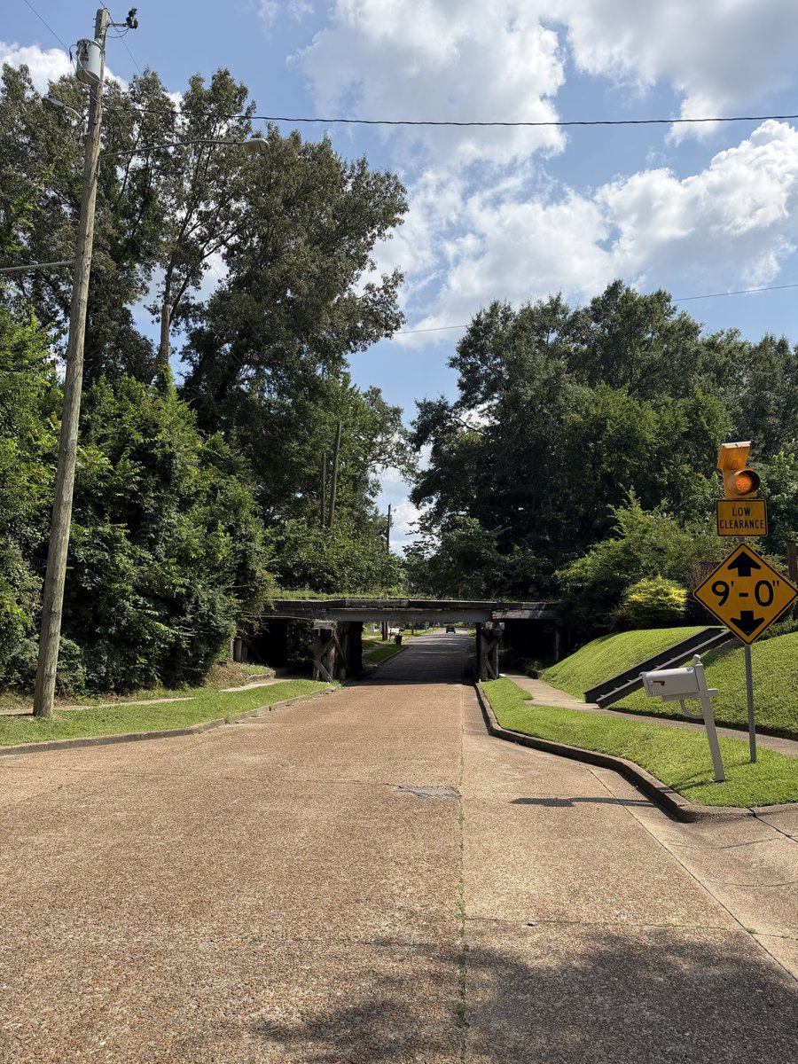Starkville_PD's tweet photo. Just a Daily Reminder! 🚛
Know your height before you drive under a bridge!
Did you know? A Cargo Van is about 8 ft, while a Box Truck is typically 10ft-13ft. 
The bridge won't move but you can! Stay safe and choose another route if you're unsure. https://t.co/FXS7UOXXkN