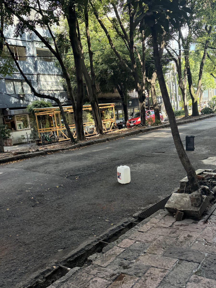 alevzz94's tweet photo. Dense una vuelta por Orizaba, entre Chihuahua y Álvaro Obregon. Lleno de platicos apartando lugares @AlessandraRdlv @AlcCuauhtemocMx @SSC_CDMX @UCS_GCDMX https://t.co/mye7OXUXib