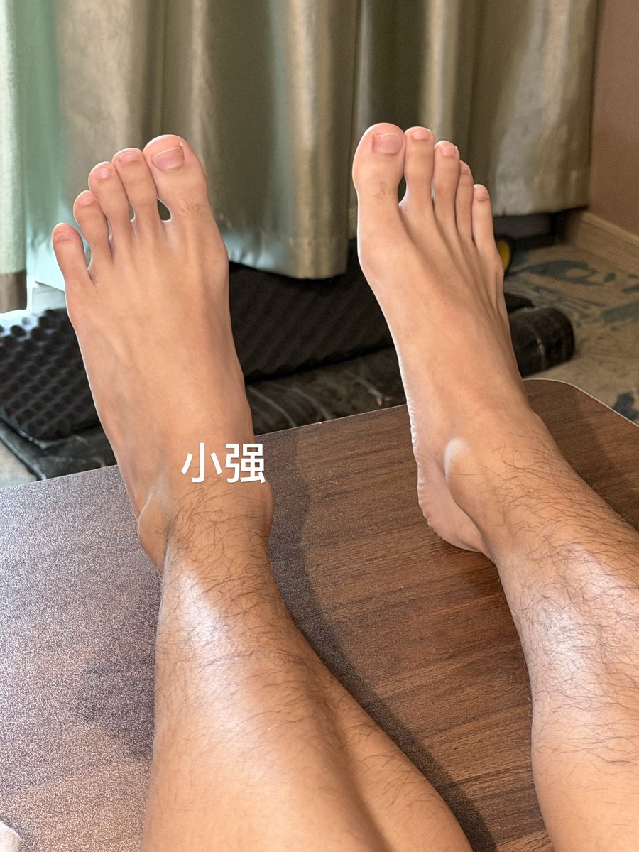 Xqqqqq41526's tweet photo. 正式预告
TK180超级怕痒的体育生弟弟，身体非常敏感，绝对的声控福利，笑声大得我都害怕被走廊上的人听见……一上来就爆粗口：“这咋这么TM痒啊哥”，后面挠脚心更是笑声和尖叫声不断，更坦言，眼泪都笑出来了，嘿嘿，43的大脚，特别嫩，吹弹可破的那种，脚型也很好看，足控有福了，身材也特别好，腹肌清晰可见