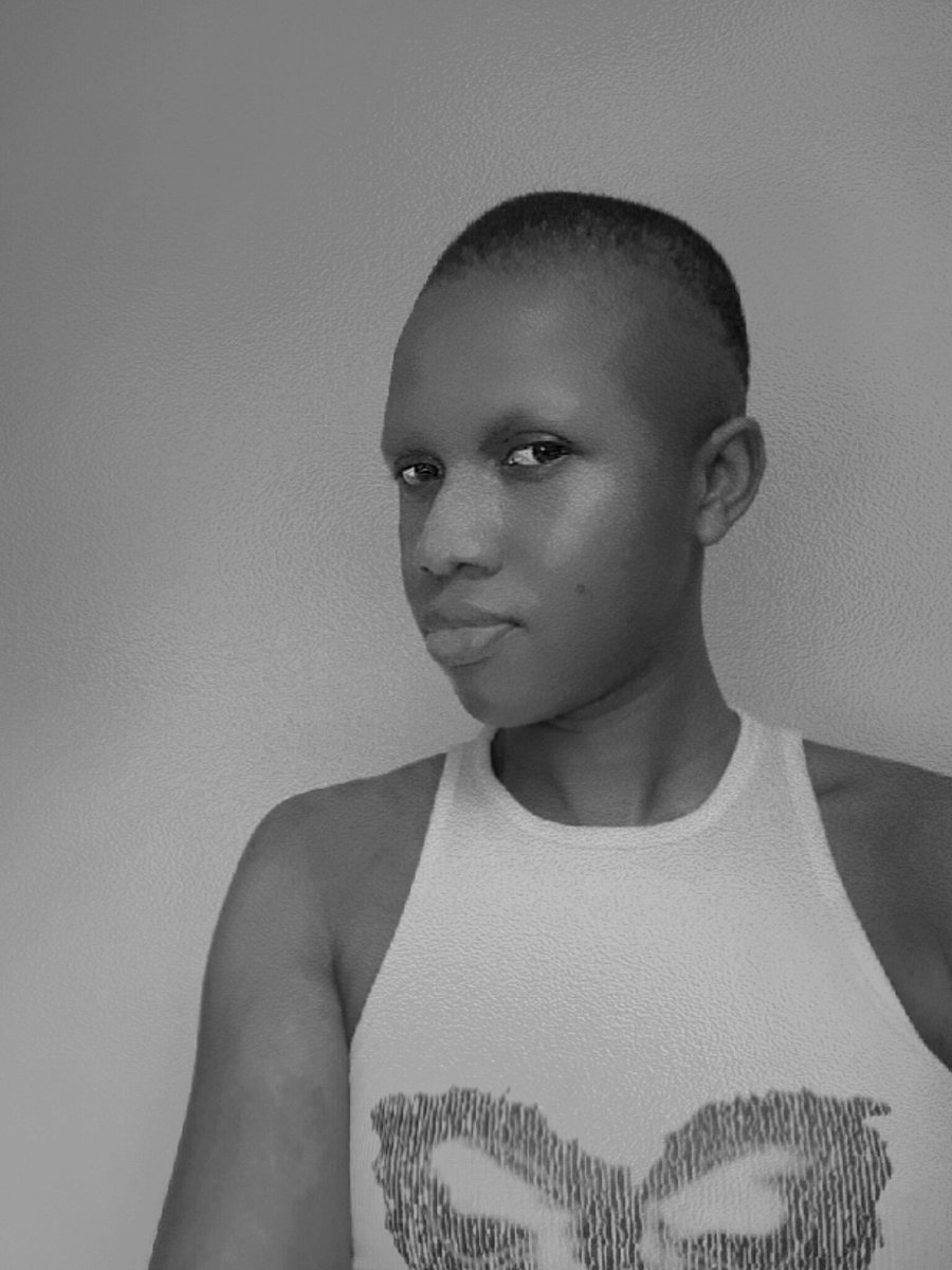 realRichieBrown's tweet photo. #femboy🏳️⚧️ #aesthetic #NoBrows I was bored and decided to use shaving stick to remove my eyebrows, went ahead to use shoe lace to tie round my head, then used the shaving stick to remove the sides by myself.. I Barb my hair myself and I'm not even a barber lol😂 https://t.co/GySWiKIF8J