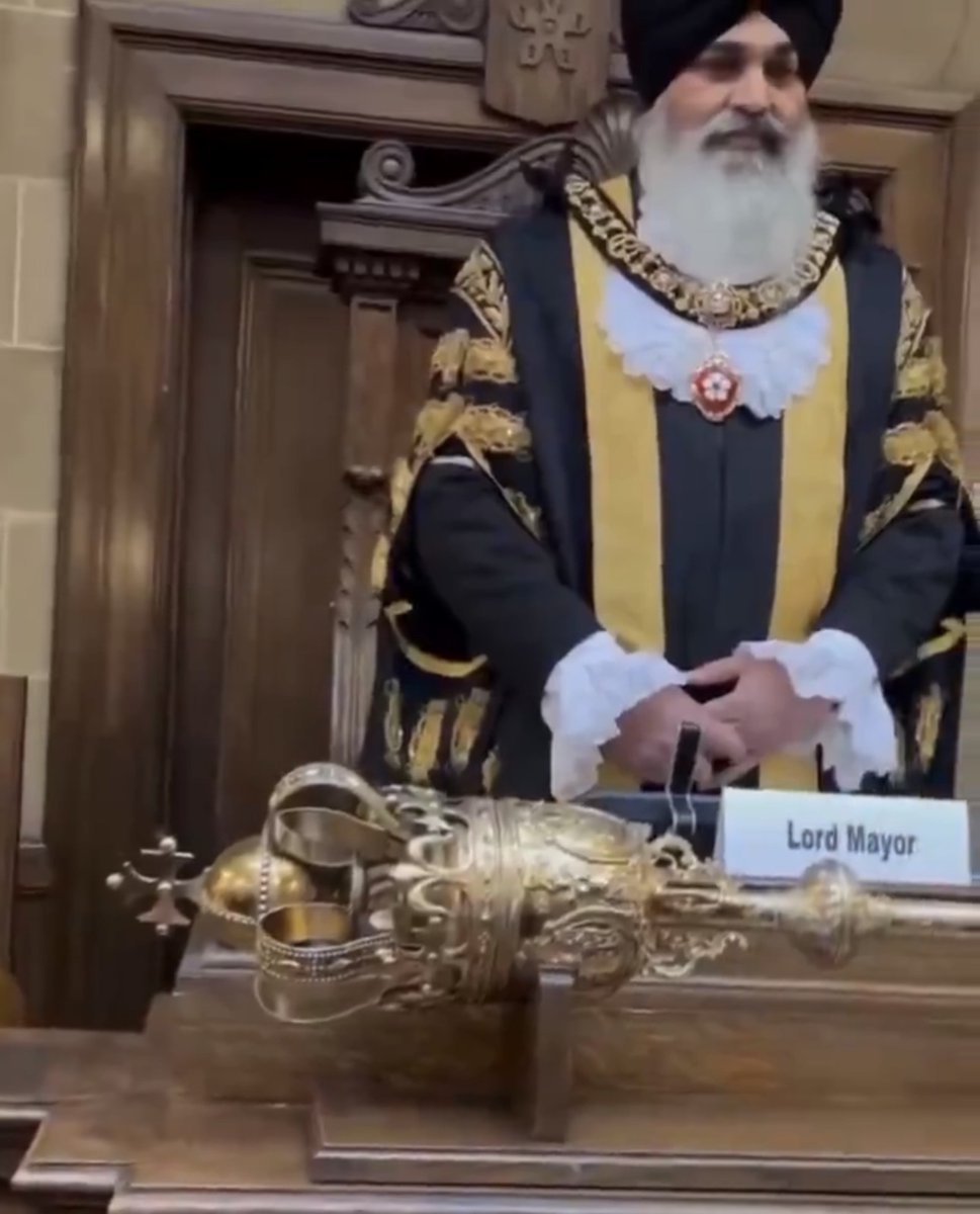 javiernegre10's tweet photo. Hace pocos días tomaba posesión el nuevo alcalde de Leicester en Reino Unido.

Ayer por la noche se incendió la histórica iglesia de St Andrews.

Se desconocen las causas todavía.. 

Curioso que allí donde gobiernan ellos solo arden Iglesias. https://t.co/90m87vu9mp