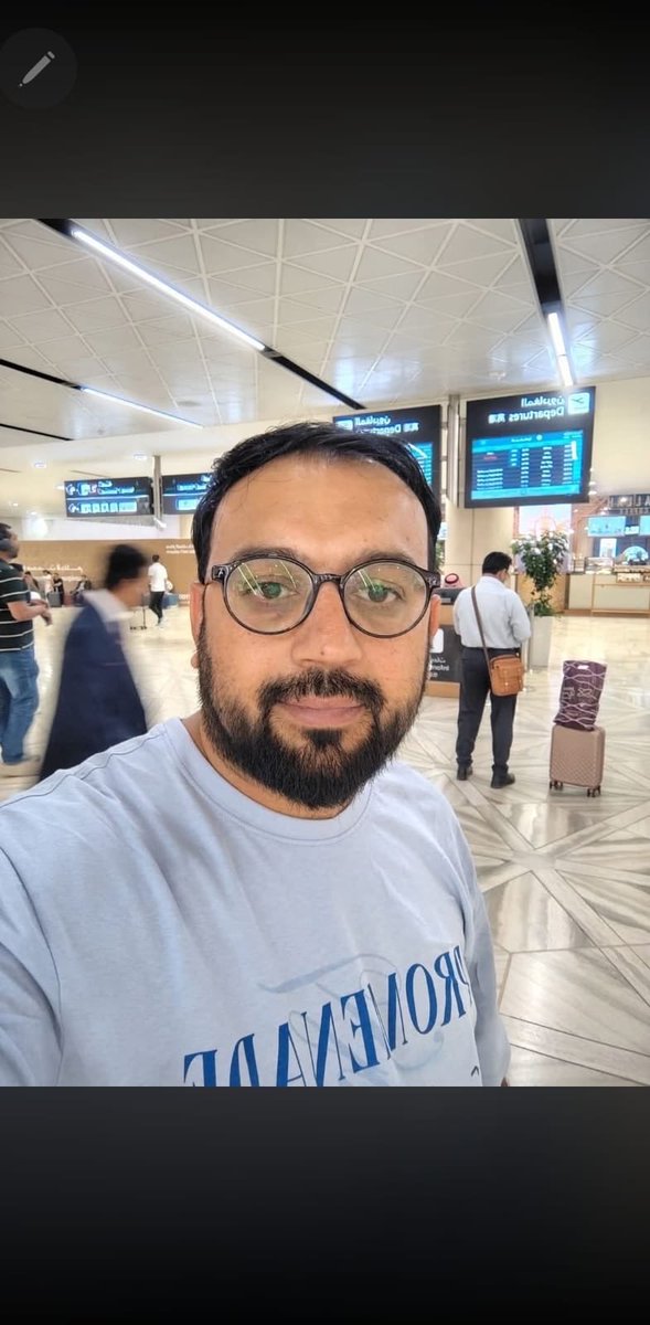 imdad_soomro's tweet photo. لاہور کا نوجوان صائم،تین بچوں کا باپ،ریاض کے جگر ٹرانسپلانٹ سینٹر میں بے یارومددگار پڑاہے،ڈاکٹرز نے فوری ایئر ایمبولینس سے پاکستان  لے جانے کا کہا تاکہ  فیملی جگر عطیہ کرے جان بچ جائے
حکومت پاکستان سے فوری بندوبست کرنے کی التجا ہے۔ تاکہ PKLI یا گمبٹ میں علاج ہو سکے

03044352009 https://t.co/Jd2K4ZQkdV