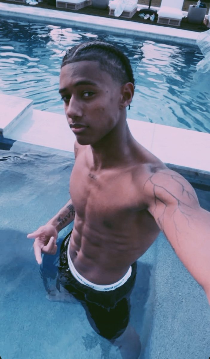 BigDonovanS's tweet photo. O calor de hoje venceu. Resolvi passar um tempo na piscina para refrescar a mente e aproveitar o dia. Só faltou sua companhia aqui comigo! https://t.co/bpqmbHyG8j