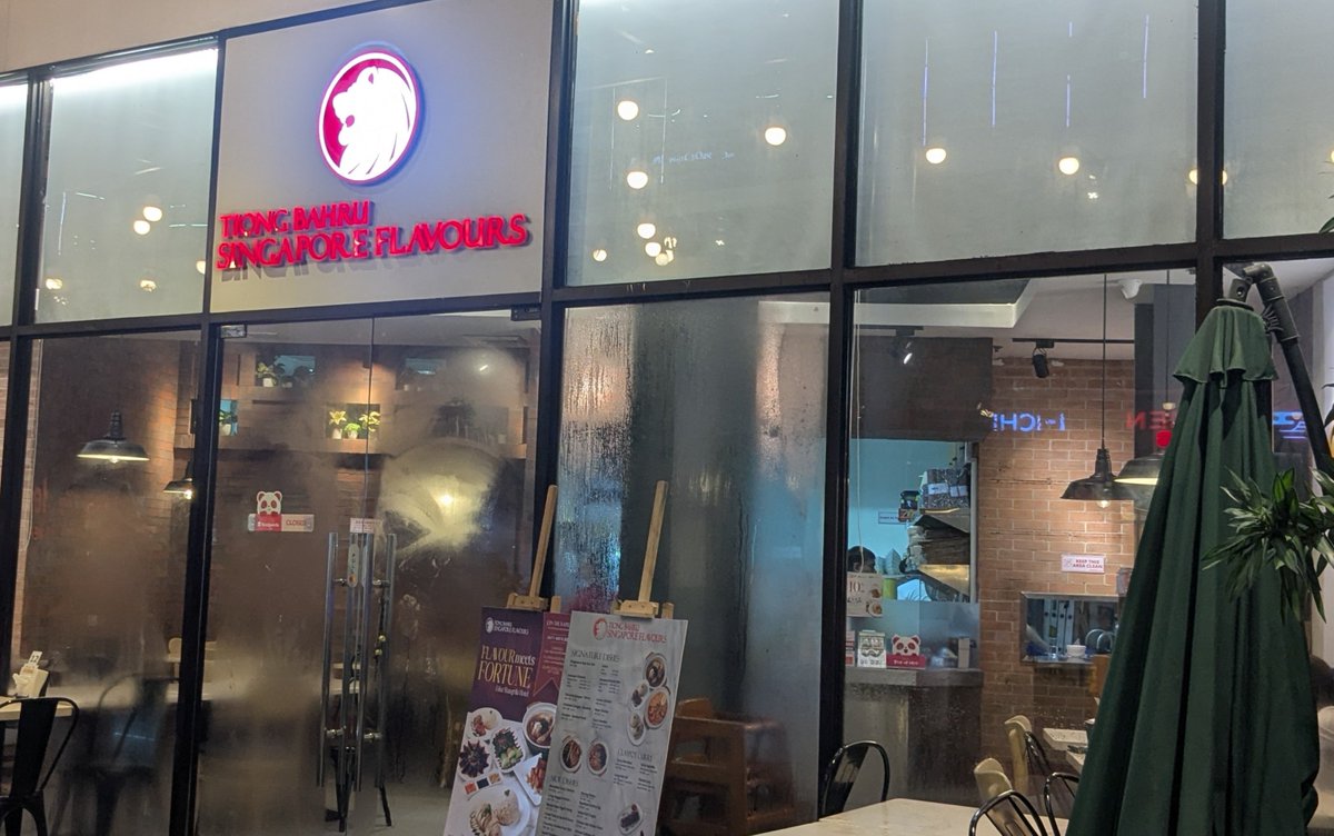 tktktk09's tweet photo. BGCのTiong Bahruでチキンライス。
#フィリピン #Phillipines
#チキンライス #ChichenRice
#TiongBahru https://t.co/BZlTHjpW5p