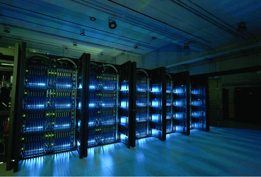 lapopistelli's tweet photo. @eni con #HPC7 rafforza il proprio ecosistema digitale a supporto della ricerca, della transizione energetica e dello sviluppo di nuove tecnologie. Il supercomputer è in grado di accelerare innovazione, efficienza operativa e capacità decisionale. https://t.co/I42LA2Qw3U https://t.co/JNy5hDRrrM