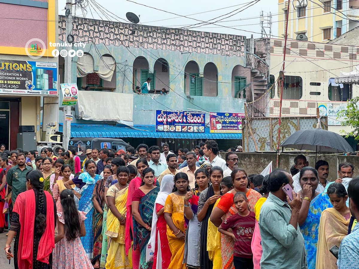 TANUKUCITY's tweet photo. గురు పౌర్ణమి సందర్భంగా రైల్వే స్టేషన్ రోడ్డు లోని అశ్వద్ద షిర్డీ సాయినాధుని ఆలయం దగ్గర బాబా వారికి ప్రత్యేక పూజలు.. అనంతరం జరిగిన అన్నసంతర్పణ కార్యక్రమం... https://t.co/9AdVOp0Wq0