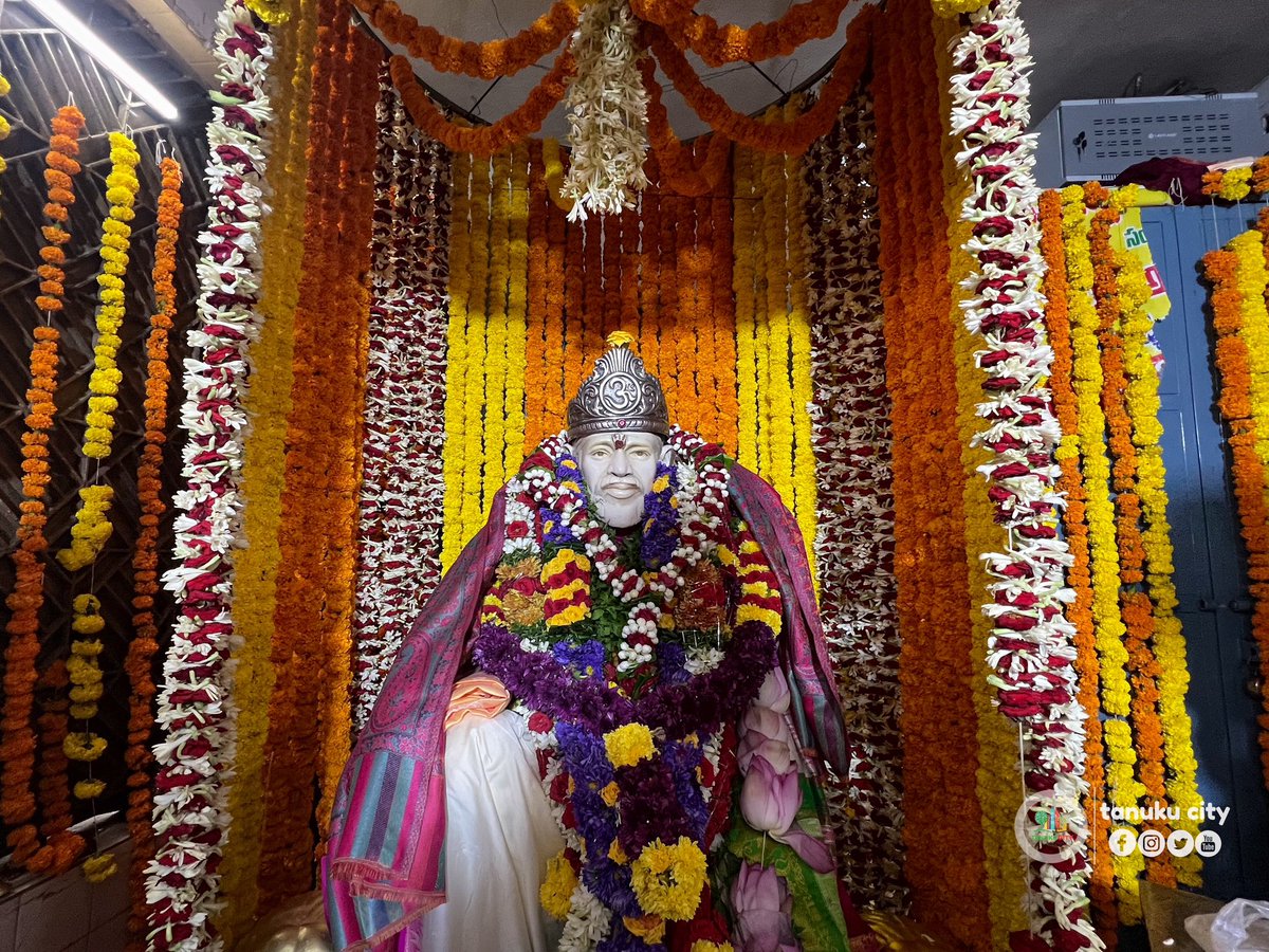 TANUKUCITY's tweet photo. గురు పౌర్ణమి సందర్భంగా రైల్వే స్టేషన్ రోడ్డు లోని అశ్వద్ద షిర్డీ సాయినాధుని ఆలయం దగ్గర బాబా వారికి ప్రత్యేక పూజలు.. అనంతరం జరిగిన అన్నసంతర్పణ కార్యక్రమం... https://t.co/9AdVOp0Wq0