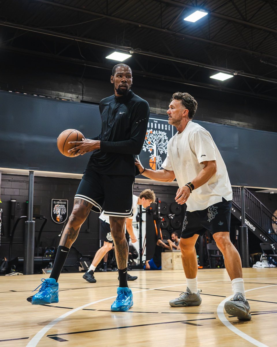 HoustonRockets's tweet photo. KD punching the clock 💪

📸 IG // caughtbycandido https://t.co/cWuBVrQF4K