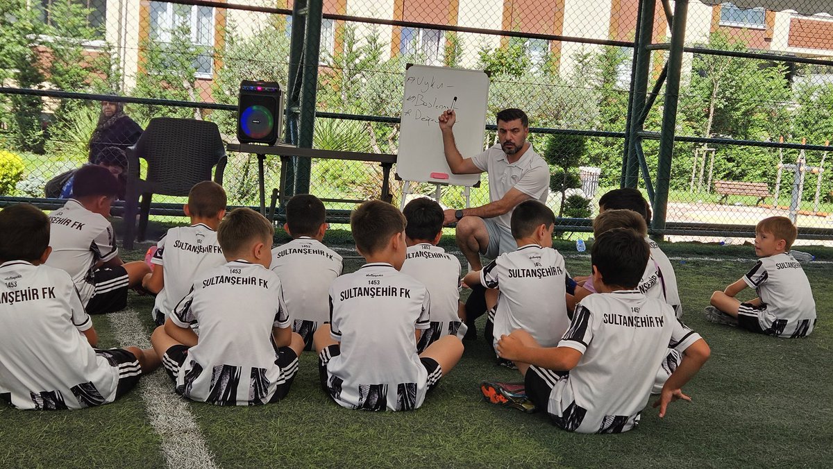 Sultansehirfk's tweet photo. Başkanımız Oğuz Erkan, idman öncesi ve sonrası U9 ve U14 Takımlarımıza değerler eğitimi vererek.

Futbol dışı hayatlarında iyi bir insan olmaları noktasında bilgileri sürekli taze tutuyor.

Burası Sultanşehir 1453 çocuklar burada çok mutlu

#busemtinçocukları https://t.co/jKD7XkxvrU