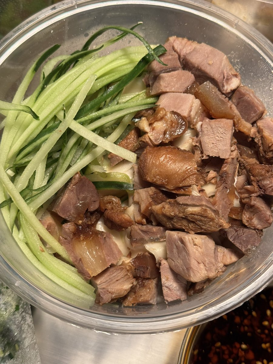 papunjaeat's tweet photo. สั่งเดลิ บอกแฟน ลองบะหมี่เนื้อร้านนี้ไหม ไม่มีใครล้มล้างได้เลย ตอนทำงานห้วยขวางหลายปีก่อน ไปกินบ่อยอร่อยมากชอบโคตรๆๆ  พอแฟนดูชื่อร้าน

 LEHAHA LANZHOU  

เอ้าก็ร้านที่กินกันที่เซนปิ่นไง เราแบบห๊ะร้านไหน  คนละร้านหรือเปล่า  แฟนบอกไปเช็คเลย   สรุปร้านเดียวกันจริง  😂  ยกให้สาขาห้วยขวาง No.1 แล้วกัน 

ได้ชั่งน้ำหนักเส้นละ 350 กรัม เยอะมาก