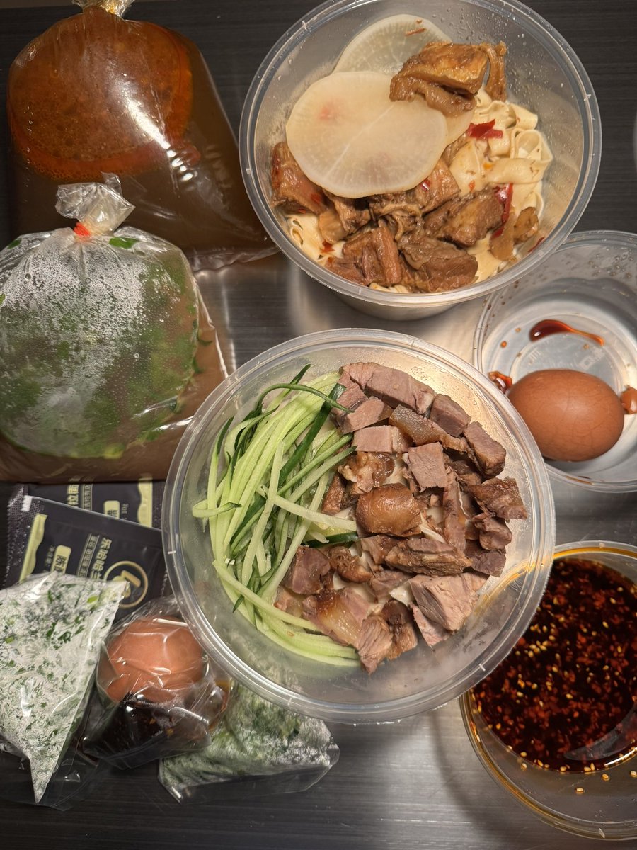 papunjaeat's tweet photo. สั่งเดลิ บอกแฟน ลองบะหมี่เนื้อร้านนี้ไหม ไม่มีใครล้มล้างได้เลย ตอนทำงานห้วยขวางหลายปีก่อน ไปกินบ่อยอร่อยมากชอบโคตรๆๆ  พอแฟนดูชื่อร้าน

 LEHAHA LANZHOU  

เอ้าก็ร้านที่กินกันที่เซนปิ่นไง เราแบบห๊ะร้านไหน  คนละร้านหรือเปล่า  แฟนบอกไปเช็คเลย   สรุปร้านเดียวกันจริง  😂  ยกให้สาขาห้วยขวาง No.1 แล้วกัน 

ได้ชั่งน้ำหนักเส้นละ 350 กรัม เยอะมาก